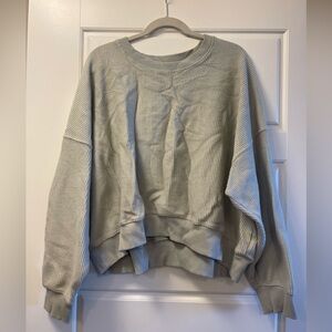 Lightly worn aerie light grey ribbed cropped crew neck. Size XL.